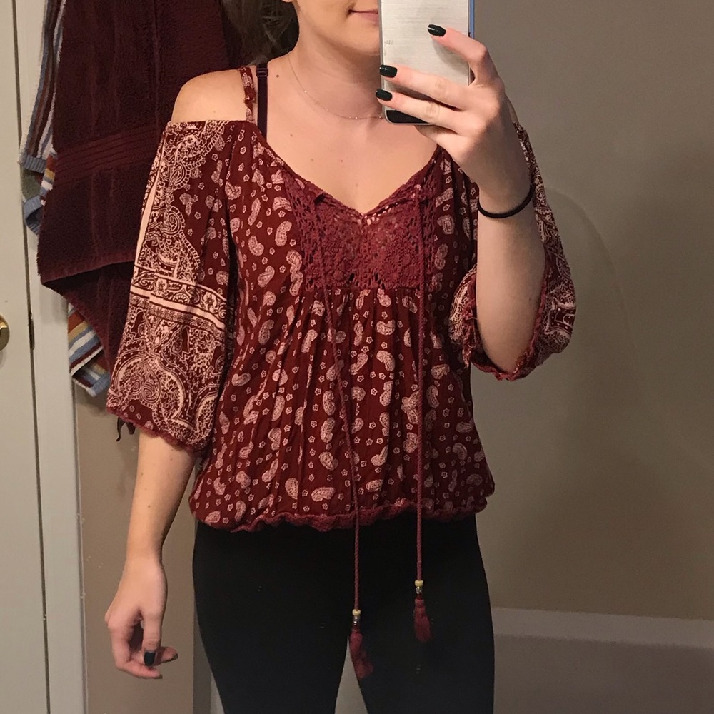Maroon cold shoulder top!